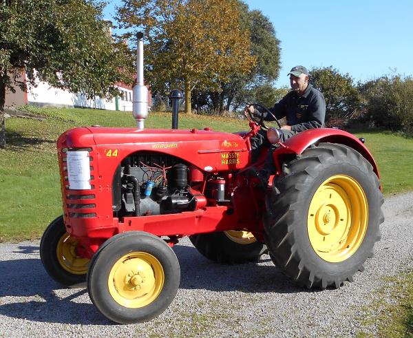 Veterantraktor - Massey-Harris - 44, 1947, 4 cyl, fotogen, 35 hk. I fint originalskick, körbar, vari...